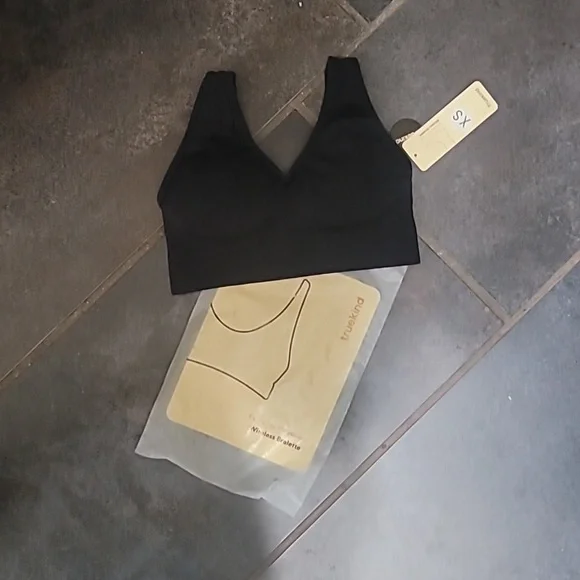 NWT Truekind Everyday Throw-on Wireless Bralette Bra Black Seamless Size XS - Picture 2 of 4